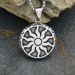 Collar con colgante de sol yunnique, acero inoxidable, diseño geométrico para hombre, joyería de moda, cadena de 60cm - Product Image 1
