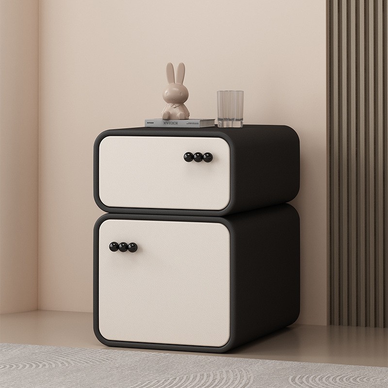 Petite armoire noire et beige