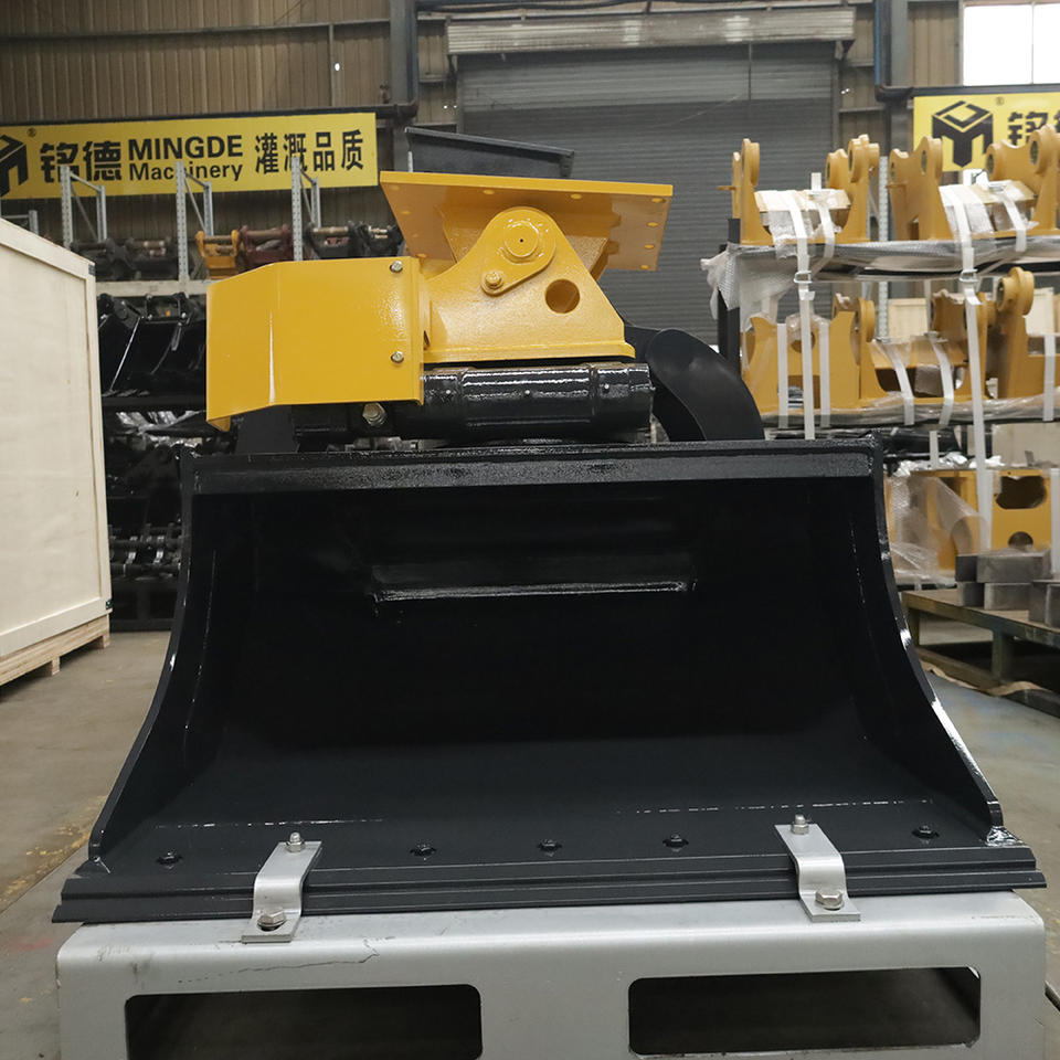 MONDE Excavator 360 Rotating Tilt Bucket - Durable & Versatile
