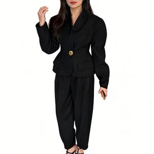 Completo da Donna <span class=keywords><strong>con</strong></span> <span class=keywords><strong>Blazer</strong></span> Nero a Maniche a Sbuffo e Pantaloni - Elegante Outfit Formale da Ufficio <span class=keywords><strong>con</strong></span> Dettagli in <span class=keywords><strong>Oro</strong></span> Sehe Fashionbisou - Product Image 4