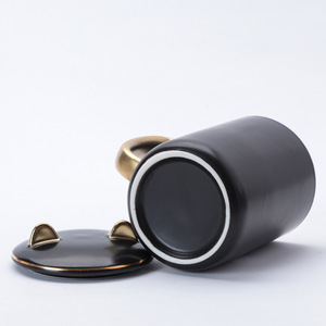 Mug en porcelaine blanche à bord doré avec couvercle en forme de chat, idéal pour le bureau, la maison ou comme cadeau d'affaires - Product Image 3