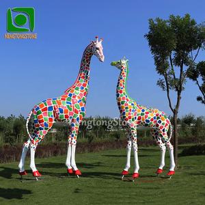 Popolare grande statua di giraffa in fibra di vetro per esterni colorata - Product Image 1