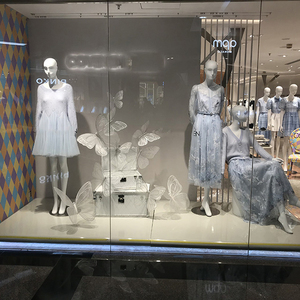 Solution moderne pour vitrine de magasin de vêtements avec accessoires en acrylique haute transparence et fixations en verre - Product Image 4