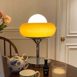 Lampe de table vintage style Bauhaus, design scandinave moderne en forme de tarte aux œufs pour chambre à coucher, chevet - Product Image 2