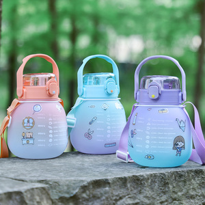 Bouteille d'eau liquide transparente Tristan en plastique pour enfants avec pulvérisateur à gâchette de 32 oz avec échelle - Product Image 3