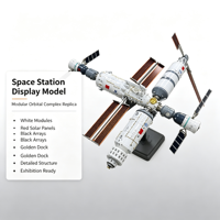 Modèle d'affichage intermodulaire de station spatiale pour usage résidentiel, capsules blanches, connecteurs gris, panneaux solaires à bords rouges, arrays noirs, doré