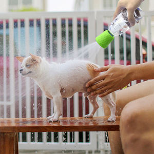 2025 nouveau luxe écologique Flexible sans BPA Silicone Pet douche pulvérisateur intelligent douche extérieure pour chiens s'adapte à la plupart des bouteilles d'eau - Product Image 6