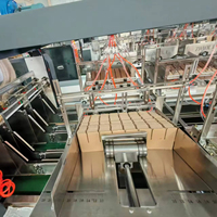 Machine d'assemblage automatique de panneaux pour carton ondulé