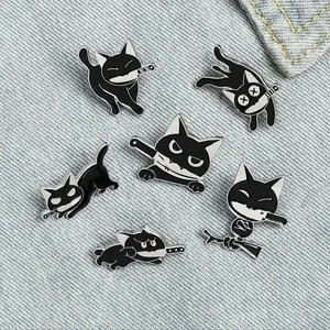 베스트 셀러 에나멜 핀 귀여운 재미 애니메이션 Kawaii 작은 검은 고양이 입 들고 칼 옷깃 핀