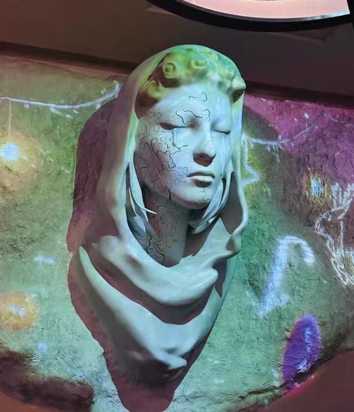 Sculpture de visage en mousse-2 m de haut