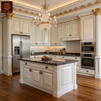 Meubles de cuisine en bois massif blanc néo-classique personnalisés avec finition dorée, armoires intégrées haut de gamme de style colonne romaine