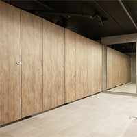 Cloisons de toilettes modernes pour hôtels en panneaux phénoliques stratifiés HPL, avec un design écologique et une installation facile