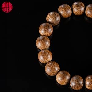 สร้อยข้อมือไม้กฤษณาธรรมชาติ ลูกปัดกลมขนาด 12 มม. ไม้แก่แตกแตกลอกบางส่วน น้ำหนักเบา กลิ่นหอมเข้มข้น หายาก น้ำหนัก 14.67 กรัม - Product Image 3