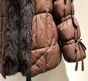 Giacca Corta Casual da Donna <span class=keywords><strong>Marrone</strong></span> Imbottita con Chiusura a Cerniera, Colletto in Pelliccia Sintetica, Dettaglio Logo e Design Accattivante |   Calore Invernale - Product Image 2