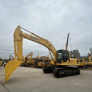 Excavatrice Komatsu PC 300-8 d'occasion, fabriquée au Japon, modèle 2016, moteur diesel, capacité de la benne de 3 m³, moteur, boîte de vitesses, pompe, 40 tonnes - Product Image 2