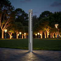 Poteau solaire de jardin en aluminium avec éclairage LED blanc chaud et alimentation en courant alternatif pour l'extérieur moderne IP65