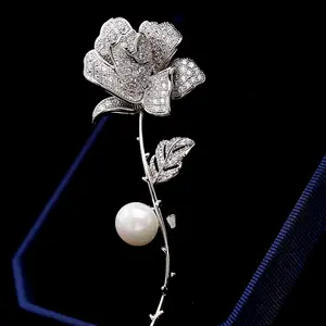 Roche OEM Broche argento Zirconia spilla fiore camelia con perla