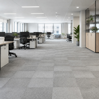 Dalles de moquette modernes en nylon à boucles pliables antistatiques 50x50cm avec support PVC pour bureaux, salles de serveur, salles de conférence, terrains de golf et voyages