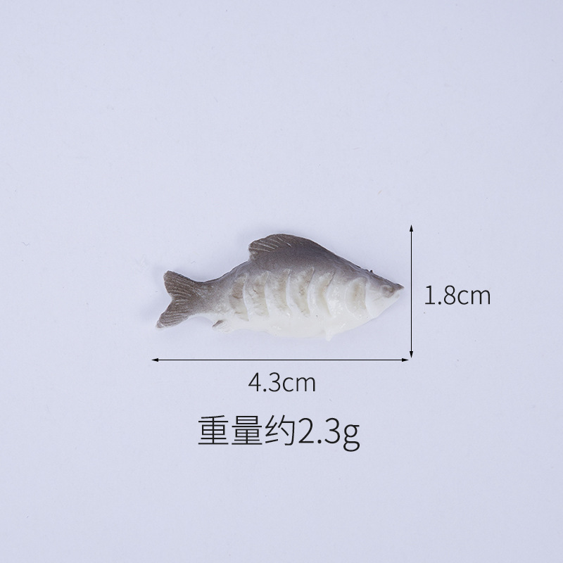 Poisson koi gris-blanc de 4,3 cm - le dos est plat