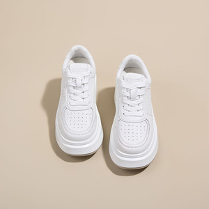Zapatillas Deportivas Blancas de Plataforma con Perforaciones Icónicas para Mujer, Estilo Urbano Coreano para Uso Diario y Actividades Ligeras - Product Image 2