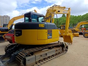 Excavatrice sur chenilles Komatsu PC128us jaune, hydraulique, d'occasion, taille moyenne, faible nombre d'heures de fonctionnement - Product Image 1