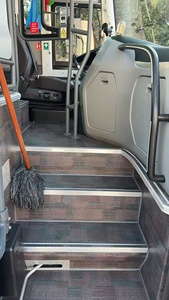 Autobús de Segunda Mano Yu-t0ng con Volante a la Izquierda, 48 Asientos, Motor Weichai, para Transporte de Pasajeros por Carretera y Negocios de Alquiler de Autobuses para Turismo - Product Image 5