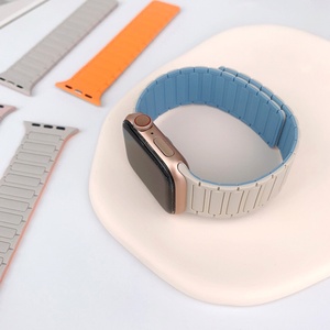 Tali Jam Tangan Silikon Magnetik Tiga-Manik, Tali Olahraga Kompatibel dengan Apple Watch, Gelang Magnetik yang Dapat Disesuaikan untuk Pria Wanita - Product Image 4