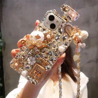 Étui à perles de cristal pour Apple 17 16 15 Pro Max, étui pour iPhone 14 avec motif bouteille de parfum, citrouille, voiture, fleur, et sangle bandoulière entièrement ornée de cristaux