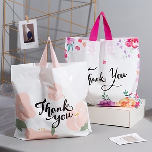 Sac fourre-tout en plastique poly avec logo personnalisé, sacs cadeaux à provisions découpés avec poignées à boucle souple pour magasin de vêtements au détail - Product Image 1