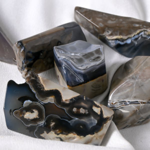 Ornement en Agate Volcanique Naturelle Polie de Forme Libre, Artisanat en Cristal Fait Main pour la Décoration Intérieure et la Collection de Cadeaux - Product Image 4
