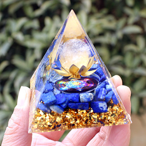 Pirámide de Resina Epoxi con Flor de Loto Azul, Adorno de Resina para Feng Shui, Decoración para el Hogar, Escritorio, Sala de Estar - Product Image 4