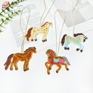 Kleurrijke handgemaakte paardenhanger met kameelbedels, witte rijstkorrel en parelontwerp, modieus bijpassend tassenaanhangsel - Product Image 4