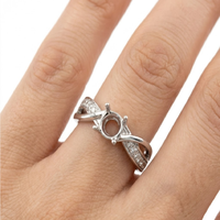 Großhandel 18K Weißgold Natürlicher Diamant Runder Mittelstein Halbmontierter Kreuz-Pavé Damen Braut-Verlobungsring Großbestellung