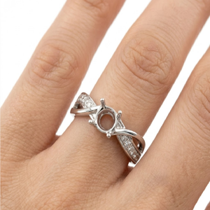 Anillo de compromiso nupcial para mujer de oro blanco de 18K con diamante natural redondo central, semimontura en blanco, pavé cruzado, venta al por mayor, pedido a granel - Product Image 3