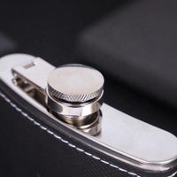 Flasque à whisky réutilisable de 7 oz en acier inoxydable thermique mini avec entonnoir en cuir PU, couleur et logo personnalisables pour les voyages