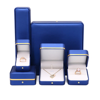 FADELI PACKING Boîte à bijoux carrée en cuir PU blanc avec logo personnalisé, intérieur en velours, emballage cadeau pour collier, bague, bracelet