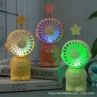 Nouveau mini-ventilateur portable astronaute de dessin animé, 1 vitesse, éclairage coloré, moteur sans balais, alimentation USB/batterie, commande par bouton