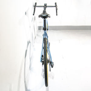 Vélo de route 700C*28c 250W CE Moteur arrière sans fil Cadre en fibre de carbone Batterie au lithium amovible 10AH 36V Vélo électrique hydraulique EGR-4 - Product Image 5