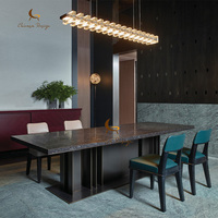 Table à manger rectangulaire de luxe moderne en marbre avec base métallique architecturale, mobilier de salle à manger pour 8-10 personnes, idéale pour projets de villas
