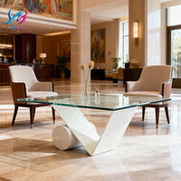 Ensemble de tables basses modernes de luxe personnalisées 4 places en fibre de verre, portables et durables, avec plateau en verre trempé blanc, pour l'extérieur