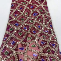 Tissu de luxe français en dentelle brodée extensible avec de grandes paillettes violettes et vertes et des perles pour robe