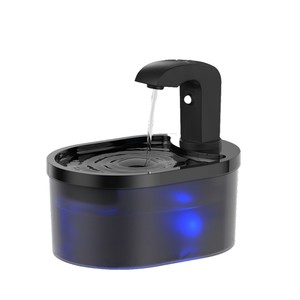 Fuente de agua ovalada para gatos Petmate con filtración automática, funcionamiento silencioso para perros y gatos, desmontable en blanco y negro - Product Image 2