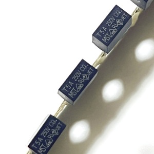 Fusible carré MST T5A 250V à fusion lente, montage traversant - Product Image 1