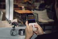 Manette de jeu mobile 8Bitdo FlipPad pour iPhone et Android, style Flip, USB-C Plug & Play, vertical, format poche, noir/blanc, vente au détail