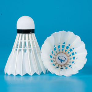 Volants de <span class=keywords><strong>badminton</strong></span> OEM de qualité supérieure, durabilité optimale, volants en plumes d'oie droites de grade 1 pour tournoi, lot de 12 - Product Image 2