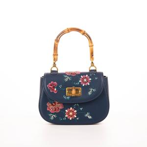 Borsetta Chinoiserie Suzhou con Ricamo Camelia e Bambù, Fodera in Tela Tinta Unita, Poliestere, Regalo di Compleanno Perfetto - Product Image 2