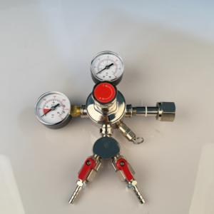 อุปกรณ์เบียร์ทองเหลืองแรงดันสูงพร้อมมาตรวัดความดันสองตัวและตัวควบคุม CO2 - Product Image 4