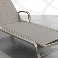 Chaise longue d'extérieur moderne à dossier croisé, structure en métal et bois de teck avec coussin en oléfine pour patio, jardin, piscine