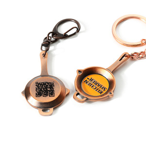 Precio de fábrica Logotipo personalizado Grabado láser Código Qr 3D Pan Llavero Aleación de zinc Esmalte Cocina Mini Cocina Llavero de metal Llavero - Product Image 1