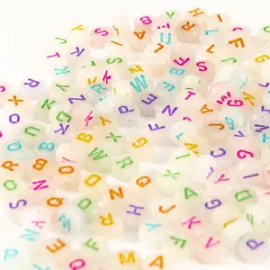 4mm * 7mm 플라스틱 빛나는 알파벳 구슬 다채로운 아크릴 편지 구슬 보석 만들기 및 어린이 교육 장난감